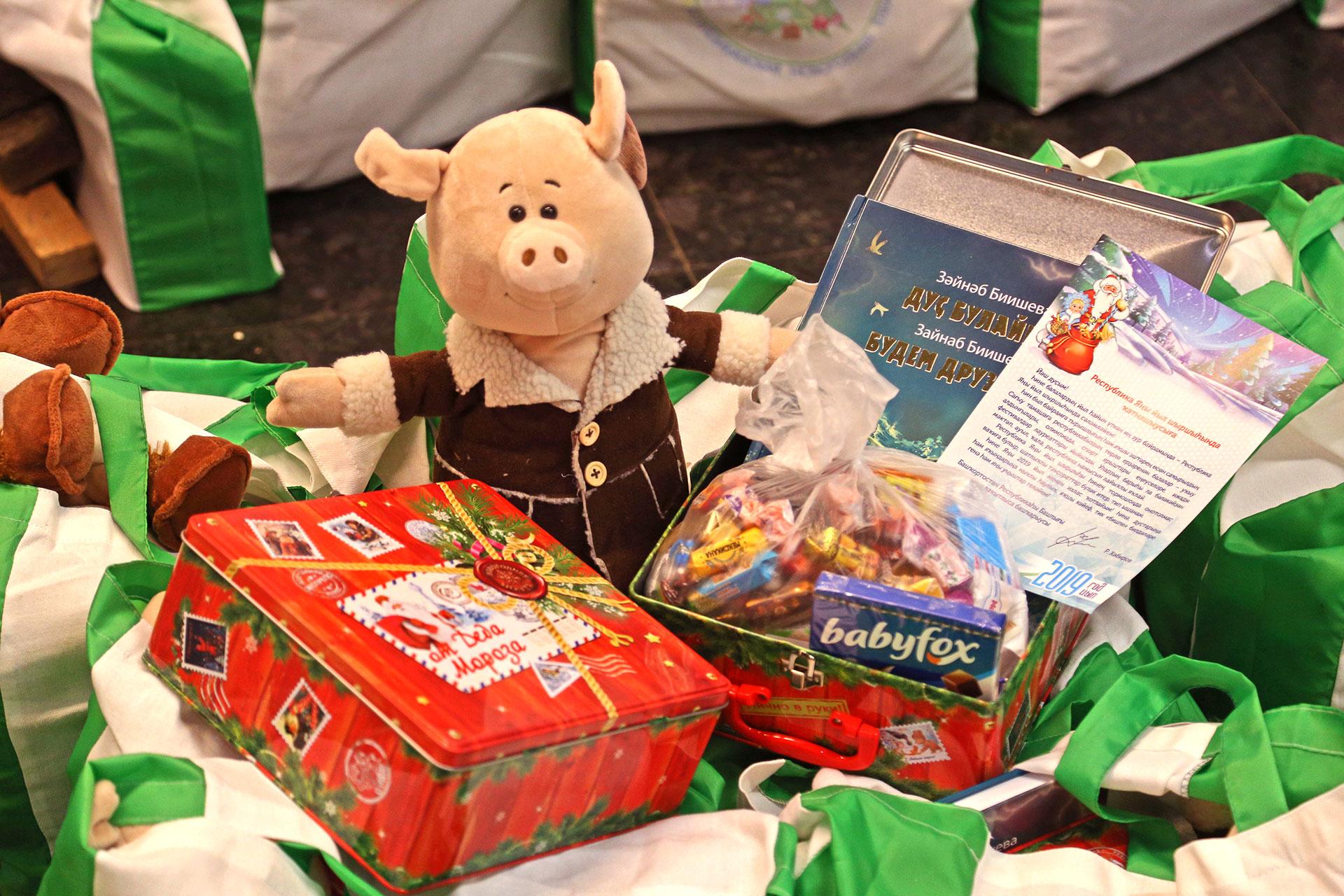 «22 конфеты»: жителям района Башкирии не понравились новогодние наборы детям мобилизованных на СВО