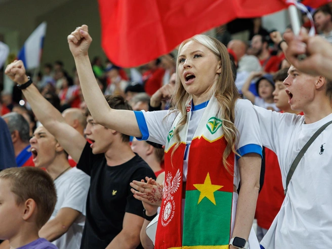 Болельщики скандировали: «Россия, вперёд!» | Источник: Алексей Волхонский / V1.RU
