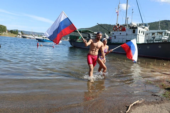Участники эстафеты плыли в холодной воде с 8 утра до 8 вечера три дня: один спортсмен сменял другого через полчаса | Источник: facebook.com / vlasovtv