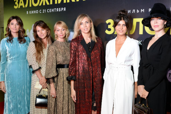 Светлана Бондарчук с подругами на премьере картины «Заложники» Резо Гигинеишвили