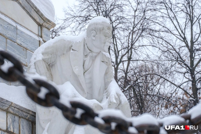 Владимир Ильич тоже в недоумении провожает взглядом студентов | Источник: Булат Салихов / UFA1.RU