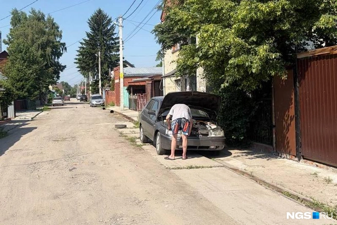 Виталий за ремонтом автомобиля отмечает: его не заманить жить в квартиру | Источник: Настасья Медведева / NGS.RU
