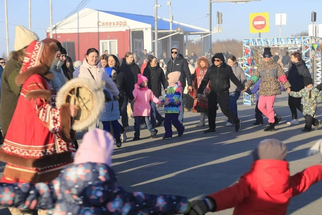 В хоровод пустились и взрослые, и дети | Источник: администрация Салехарда / t.me
