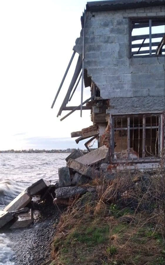 Вода разрушает дома | Источник: читатели 74.RU