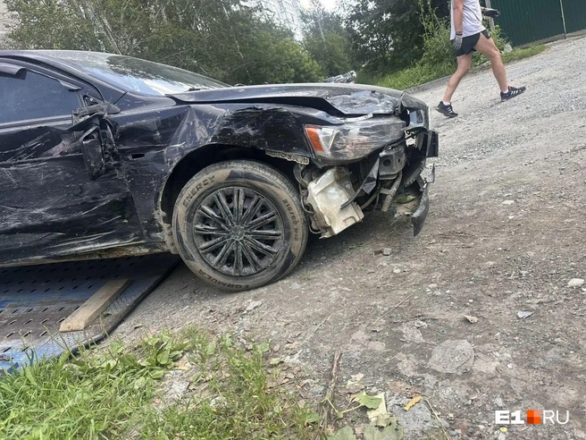 В Екатеринбурге неадекватный угонщик Mitsubishi разбил припаркованные автомобили | Источник: читатель E1.RU