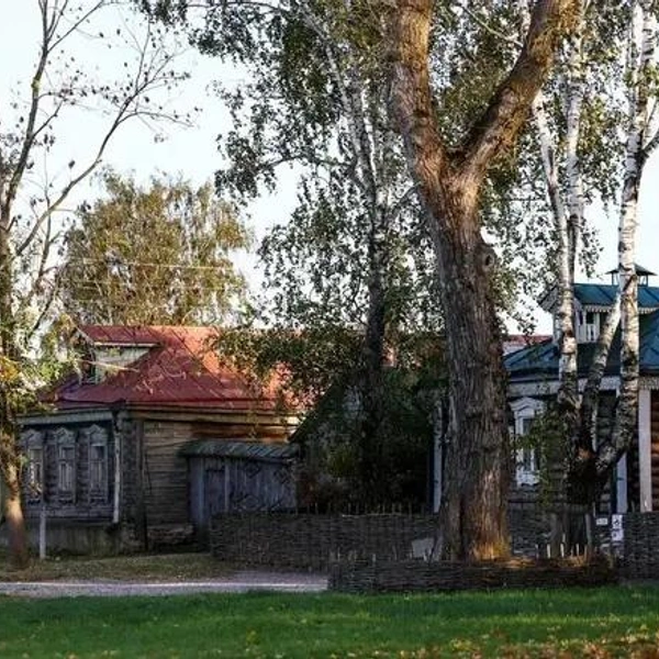 Справа дом родителей Сергея Есенина, а слева — обычный дом в селе | Источник: Артем Устюжанин / MSK1.RU