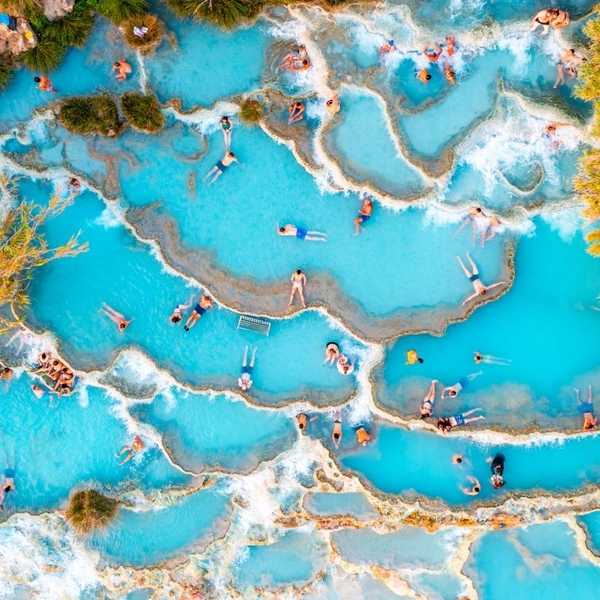 Финалист в номинации «Люди». Тоскана, Италия | Источник: Gilad Topaz / Drone Photo Awards 2025
