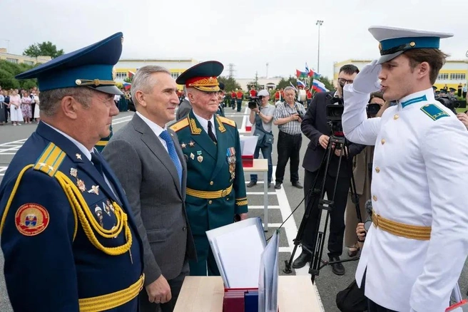Александр Моор подчеркнул, что образование в ТПКУ открывает выпускникам широкие возможности&nbsp;— они могут выбрать как военную карьеру, так и гражданские специальности | Источник: пресс-служба правительства Тюменской области