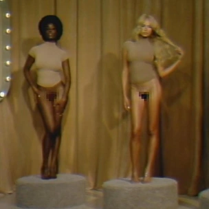 Эротическое или комическое? Ким Кардашьян выпустила стринги с накладными волосами