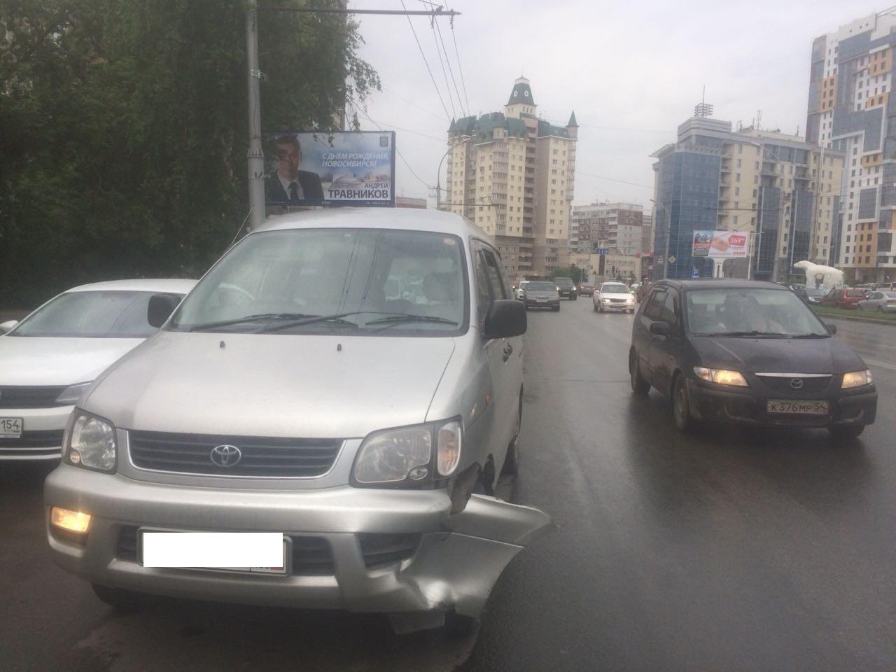 Отлетевшее от BMW колесо повредило машину на Жуковского - 16 июня 2018 -  НГС.ру