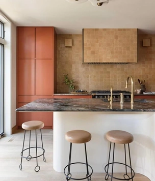 7 способов спрятать холодильник на кухне