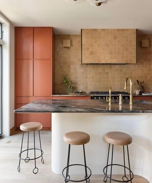 7 способов спрятать холодильник на кухне