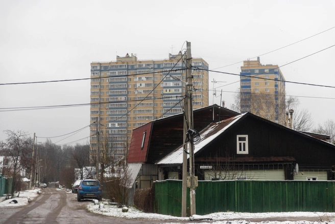 Местные жители копают огороды под окнами больших домов | Источник: Артем Бауман / 76.RU