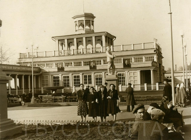 Посмотрите, какая красота! Фотография 1955 года попала в архив из личной коллекции ветерана труда Аллы Павловны Шевченко. На снимке с подругами&nbsp;— она первая слева | Источник: фотофонд Самарского областного технотронного госархива