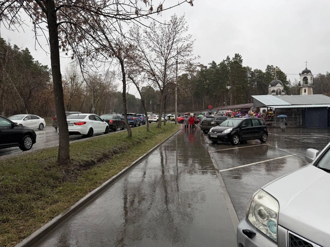 Если вы тоже планировали попасть туда сегодня, закладывайте больше времени с учетом затора. | Источник: Анастасия Якупова / E1.RU