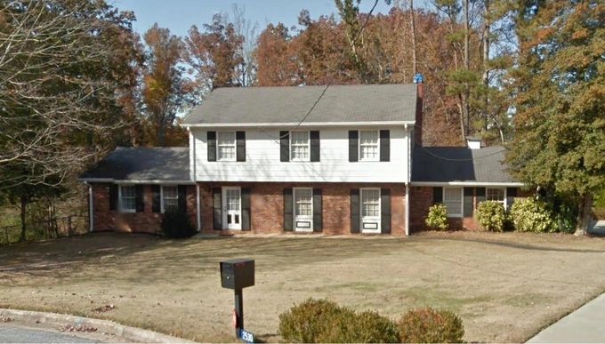 Кадр с домом Майка из первого сезона сериала и вид на использовавшийся для съемок дом в Ист-Пойнте (2530 Piney Wood Ln, East Point). В ноябре 2025 года здание, принадлежавшее Netflix, за 365&nbsp;тыс. долларов купила пара фанатов сериала | Источник: Google Maps