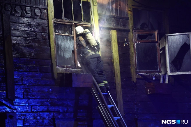 Предварительно, возгорание началось на втором этаже | Источник: Александр Ощепков / NGS.RU
