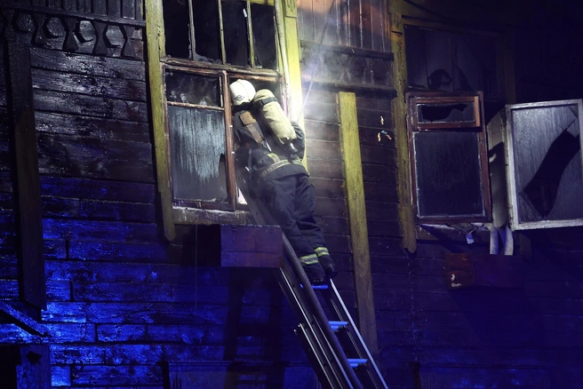 Предварительно, возгорание началось на втором этаже | Источник: Александр Ощепков / NGS.RU