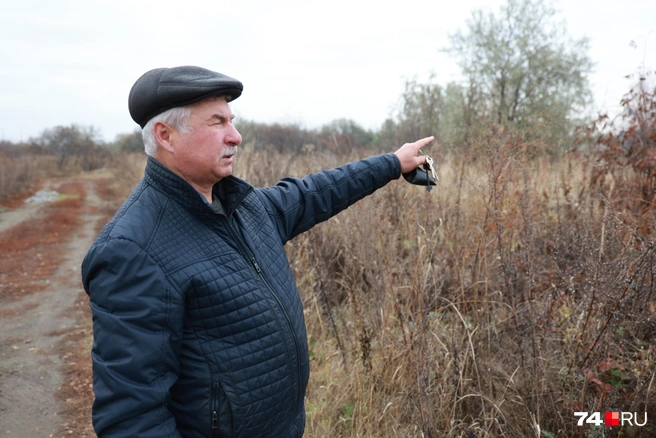 Мужчина показывает, где еще есть разрушения  | Источник: Михаил Шилкин