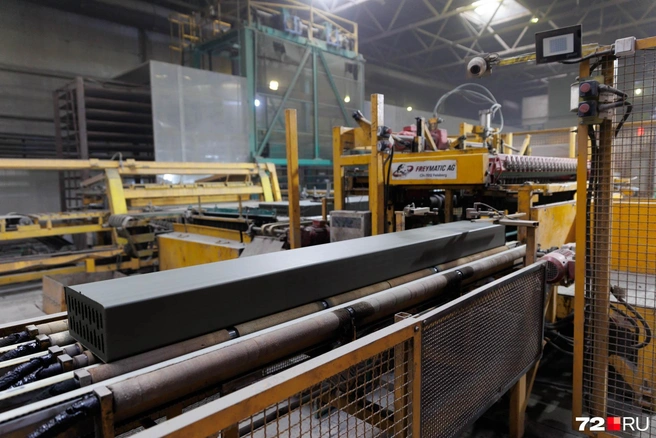 Когда глина проходит этап формовки, получаются такие длинные бруски. После нарезки они превращаются в привычные по форме кирпичи | Источник: Ирина Шарова / 72.RU