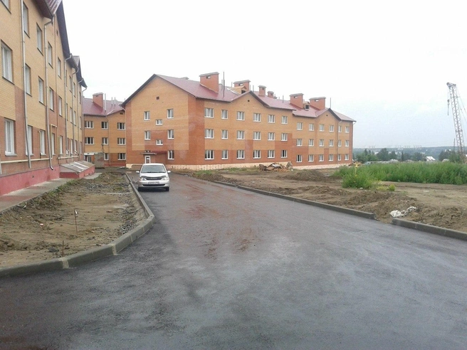 Три дома должны были стать первыми в микрорайоне, но остались единственными — с 2014 года ситуация почти не изменилась | Источник: Андрей Огородов, «Микрорайон „Солнечный“» / vk.com