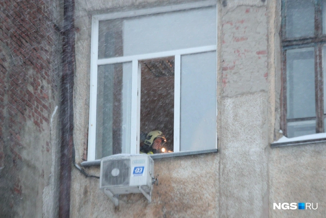 Пожарные занимаются разбором и проливкой конструкций | Источник: Андрей Бортко / NGS.RU