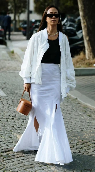 Стритстайл, образ с белой юбкой и черным топом | Источник: Соцсети