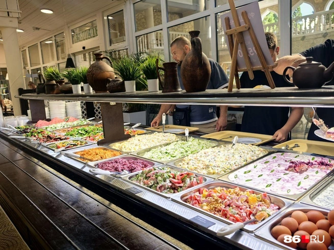 Так выглядит одна из столовых в Судаке. 100 граммов за 95 рублей | Источник: Анастасия Шевякова / 86.RU