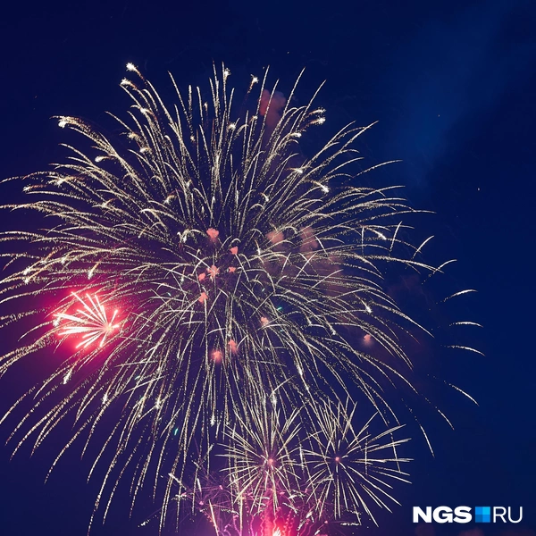 Закончился первый день фейерверком  | Источник: Александр Ощепков / NGS.RU