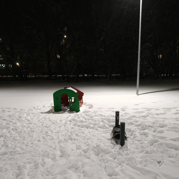 Жители пожаловались на не расчищенную от снега площадку