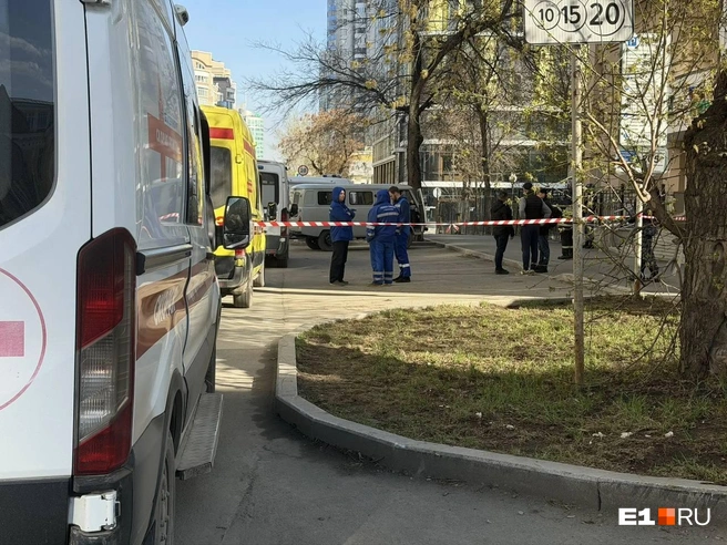 Из дома, в который влетел дрон, эвакуировали всех жильцов, шестеро обратились за помощью к медикам | Источник: Даниил Румянцев / E1.RU
