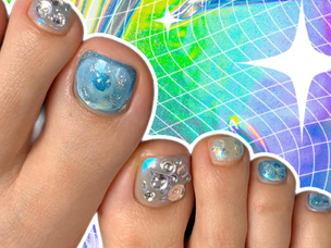 Блестящий педикюр: 10 модных дизайнов ногтей на лето 2024