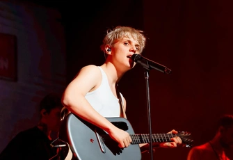 В чем смысл нового трека Вани Дмитриенко «Шелк»: разбор с психологом