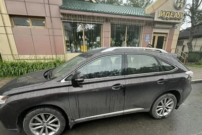 Неизвестный водитель скрылся после ДТП с Lexus в Южно-Сахалинске