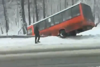 Автобусы и машины попали в ДТП из-за снега в области