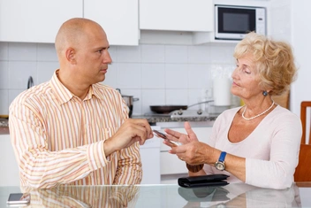 «Ты испортила мне детство»: что делать, если взрослый ребенок просит денег, но при этом винит во всех неудачах