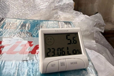 Novosibirsk Apartment Drops to 5°C, Resident Cooks Porridge for Warmth