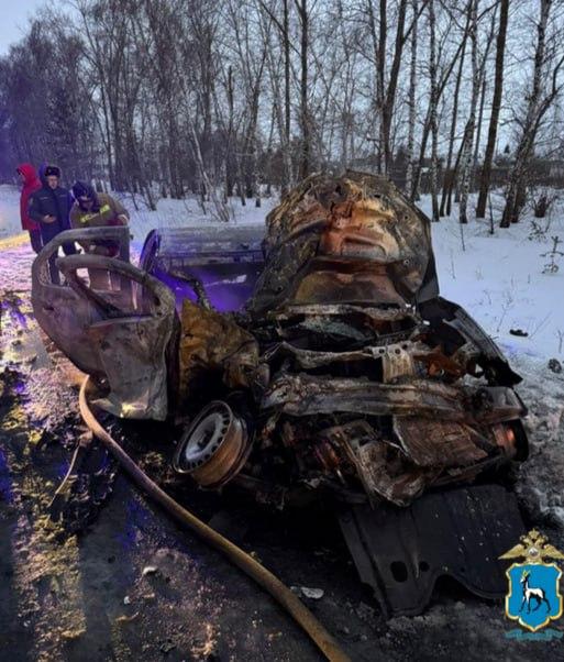 На трассе в Самарской области Renault врезался в маршрутку. Легковушка сгорела