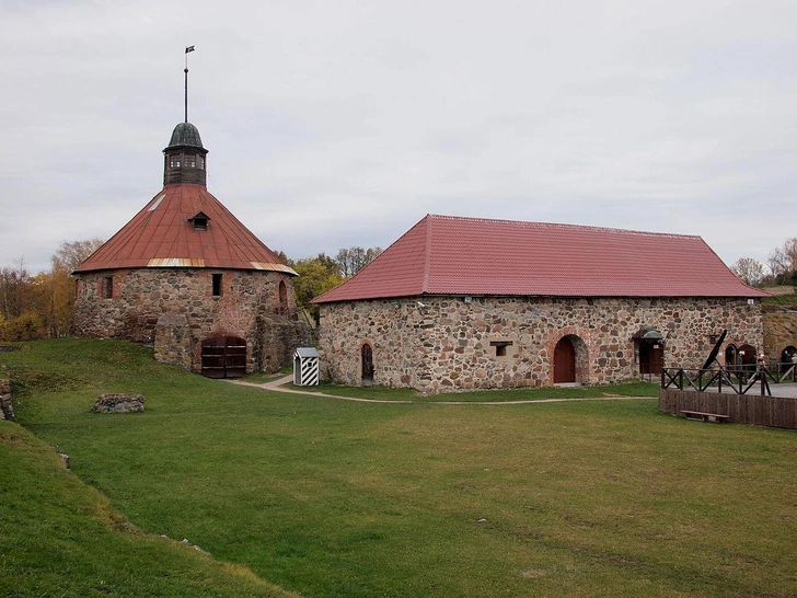 Крепость Корела (фин. Käkisalmi — кукушкин пролив, швед. Kexholm — кукушкин остров) — каменная крепость в городе Приозерске, Ленинградской области, на острове реки Вуоксы, Россия | Источник: Tommi Nummelin, CC BY-SA 4.0, via Wikimedia Commons