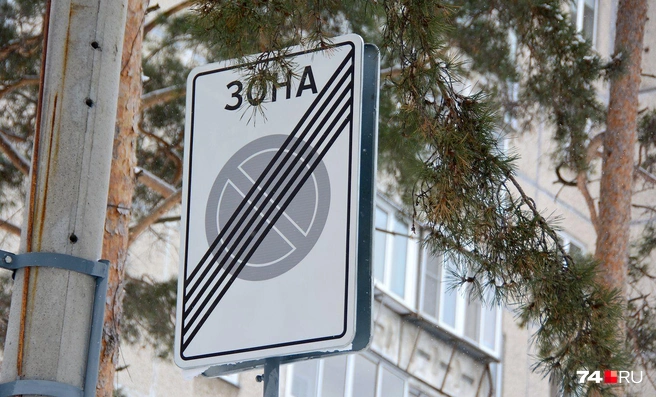 В Медгородке для обозначения конца запретной зоны использовали не вполне правильные знаки 5.28 «Конец зоны с ограничением стоянки». В реальности нужны знаки 5.42 «Конец зоны с ограничением остановки» (видимо, еще не напечатали) | Источник: Артем Краснов