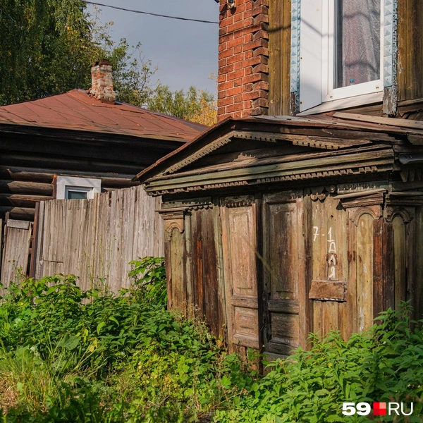Нижняя часть домишки ушла под землю&nbsp;— наглядный экспонат для исторической экскурсии | Источник: Тимофей Калмаков / 59.RU