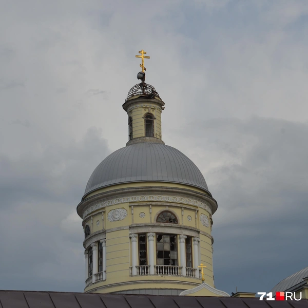 Несмотря на пожар, крест собора выстоял | Источник: Максим Улитов / 71.RU
