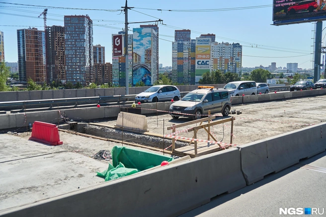На Димитровском мосту ремонт закончат осенью  | Источник: Александр Ощепков / NGS.RU