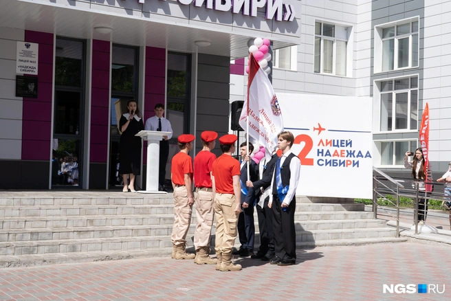 Знамя лицея выпускники передали 10-классникам, которые уже в следующем году сделают точно также для более младших классов | Источник: Илья Большаков / NGS.RU