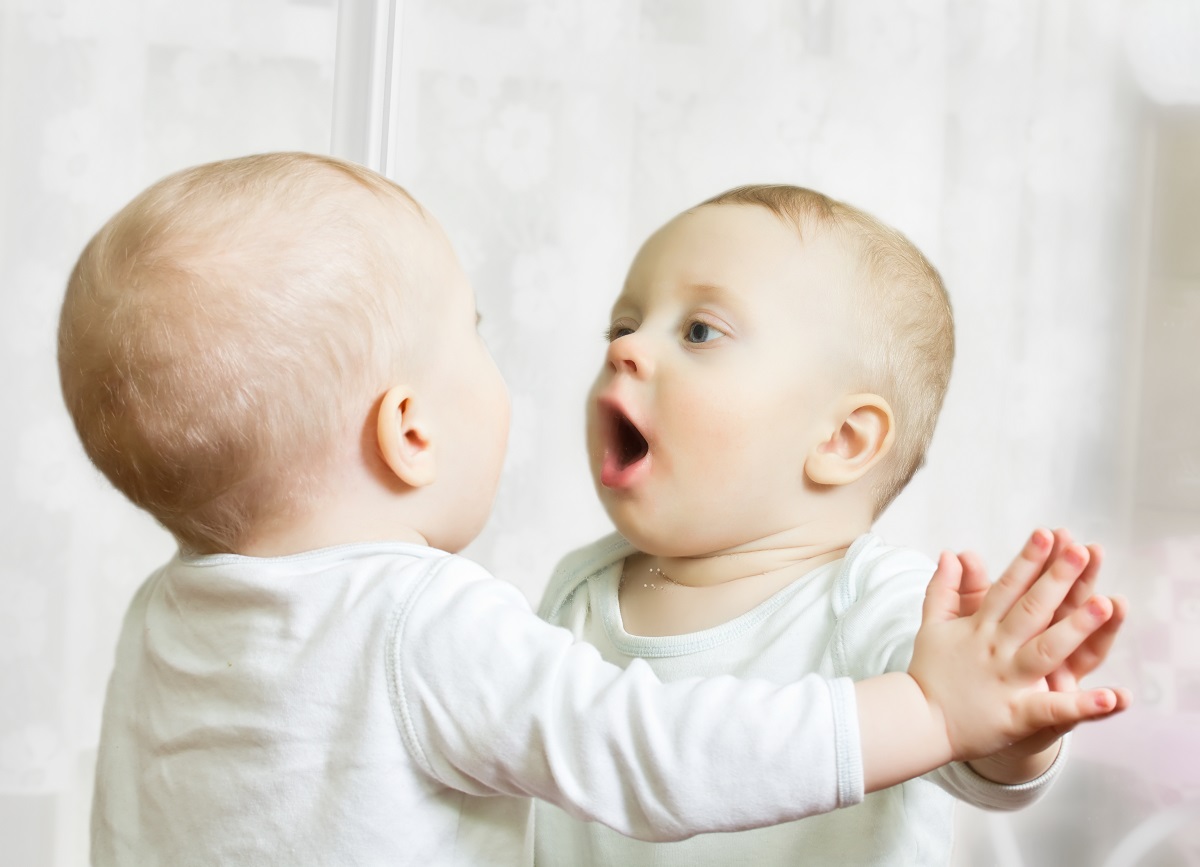 Почему младенцам нельзя смотреть в зеркало?