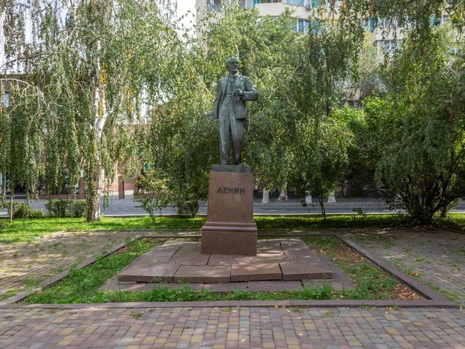 А плиты основания расползаются в разные стороны | Источник: Константин Завриков / V1.RU