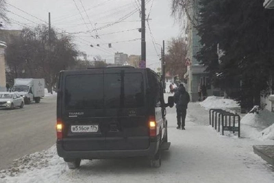 Микроавтобус с номером ВОР на тротуаре в Челябинске