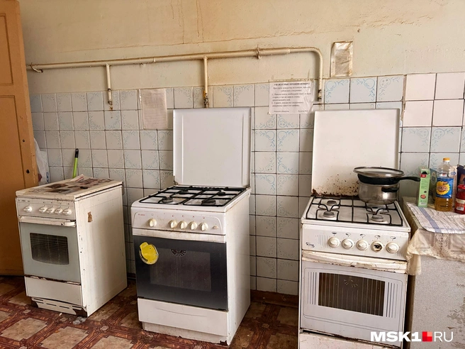 Общая кухня в общежитии  | Источник: Валерия Животовская / MSK1.RU