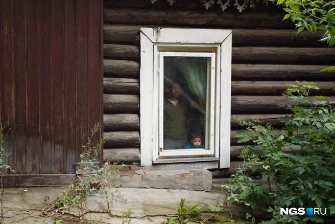 «Кто такие? Чего хотите?», — считывается вопрос с лиц на фото | Источник: Андрей Бортко / NGS.RU