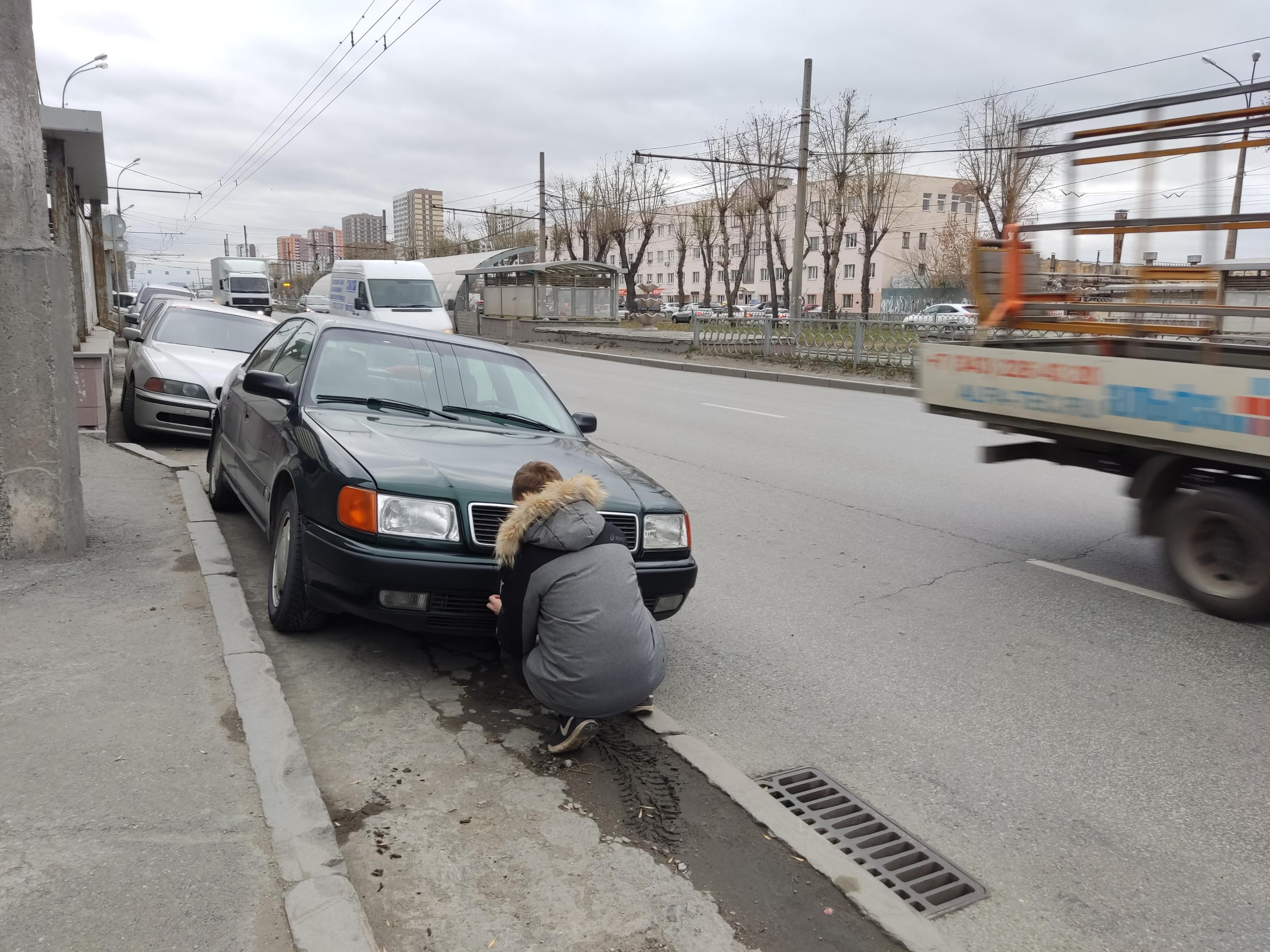 Хамская парковка в Екатеринбурге в октябре 2022 года: водители  перегораживают проспект и закрывают номера - 27 октября 2022 - Е1.ру